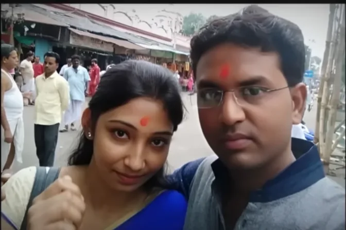 கணவனை ஏமாற்றி கள்ளக்காதலனுடன் ஹோட்டல் அறையில் அந்தரங்க விளையாட்டில் ஈடுபட்ட மனைவி!
