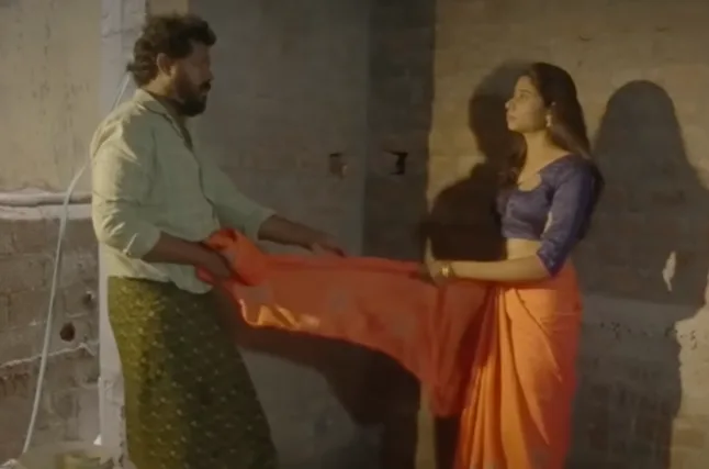 வீட்டில் வேலை செய்த கொத்தனார்னுடன் மனைவி ! Video